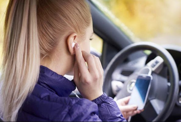 Dùng tai nghe khi đang điều khiển ô tô có bị xử phạt hay không?
