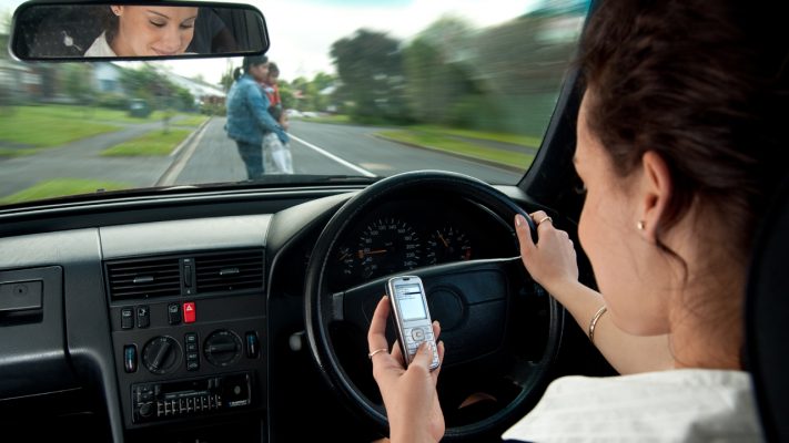 Lỗi Sử dụng điện thoại khi lái xe ôtô, năm 2023 bị xử phạt bao nhiêu?